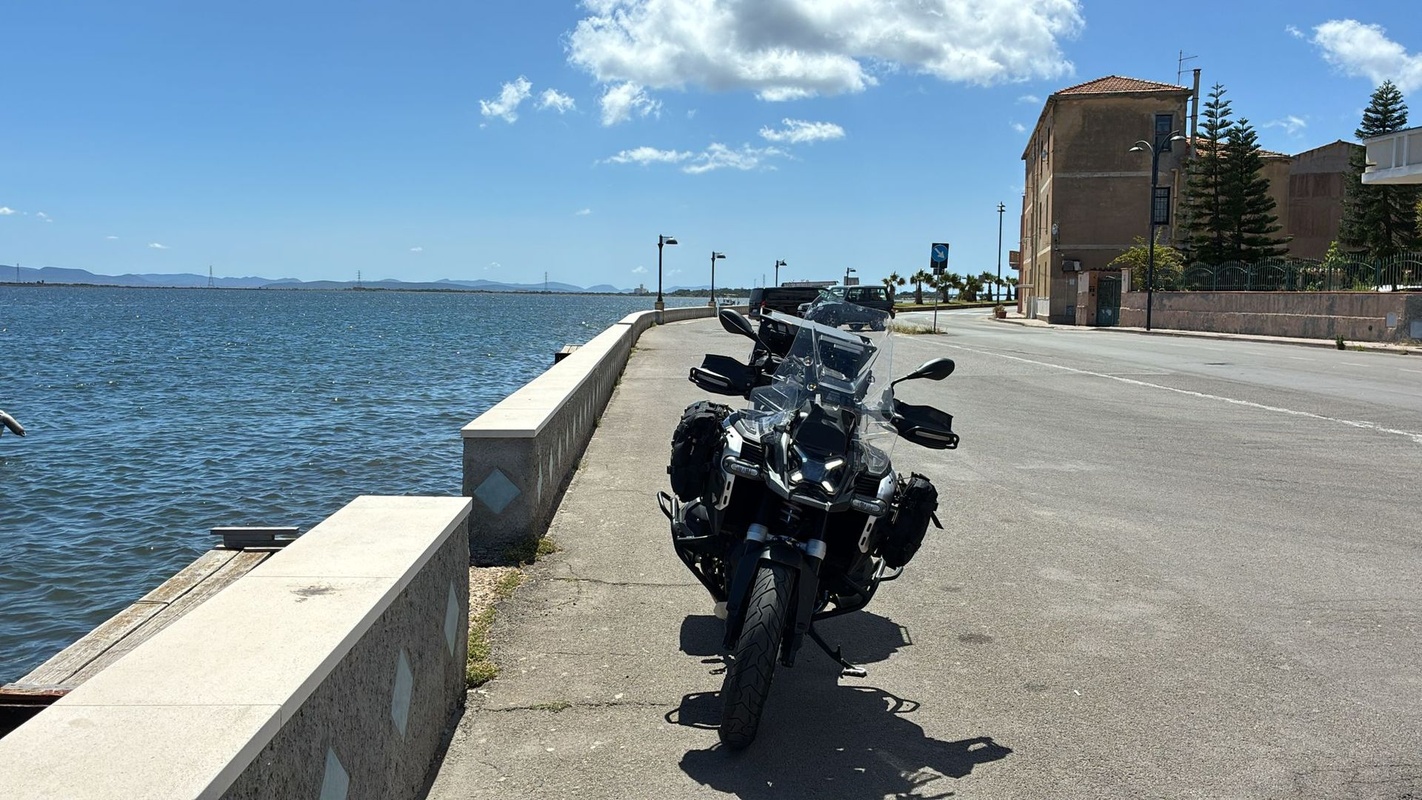 Moto sur les routes côtières de Sardaigne