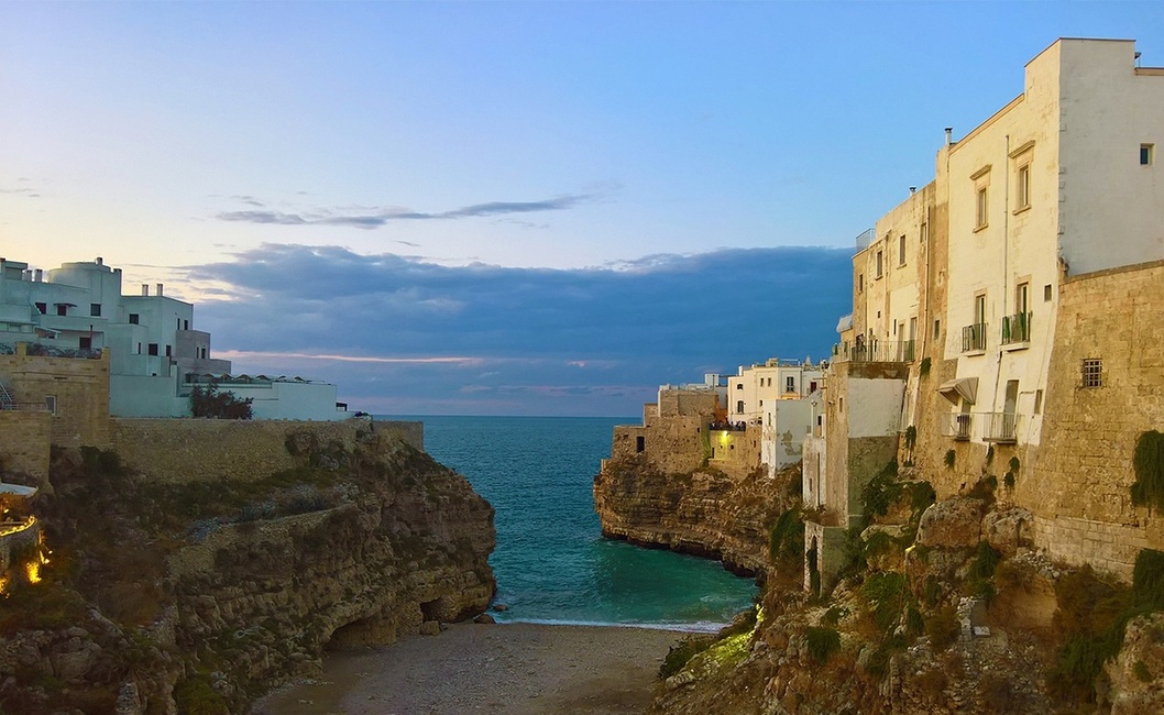 Polignano a Mare et ses falaises sur la mer Adriatique