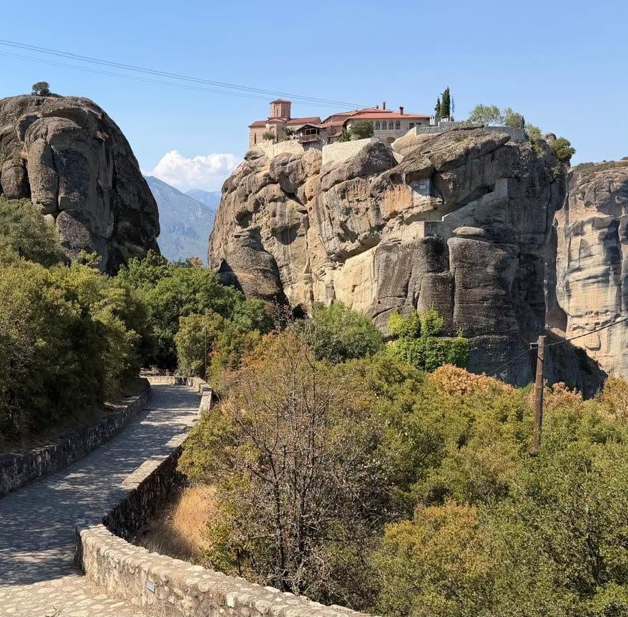 Voyage moto aux Météores en Grèce du Nord avec France Moto Voyages : routes de montagne, Delphes, Mont Olympe, Kalambaka et monastères suspendus