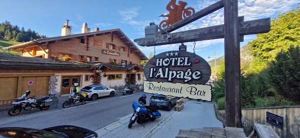 Rassemblement de motards au départ du circuit Turquie, vérification des motos