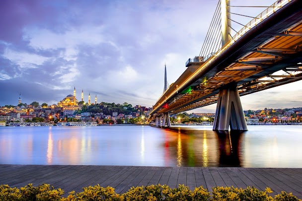 Pont du Bosphore et silhouette d'Istanbul au coucher du soleil