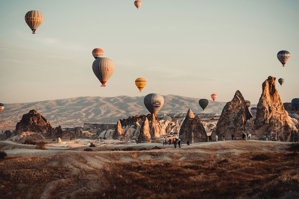 Montgolfières survolant la Cappadoce au lever du soleil