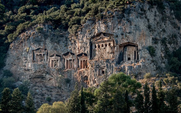 Tombeaux lyciens sculptés dans la falaise à Dalyan