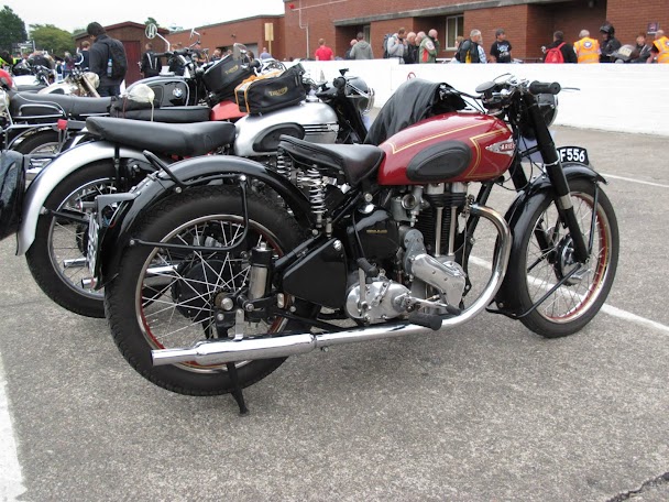 Moto classique au paddock de l'île de Man