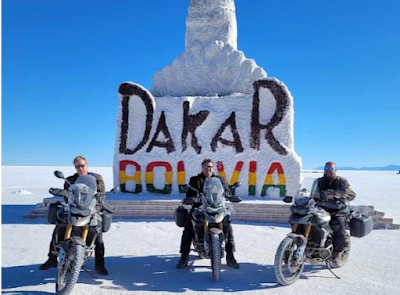 Moto Salar Uyuni Bolivie désert sel