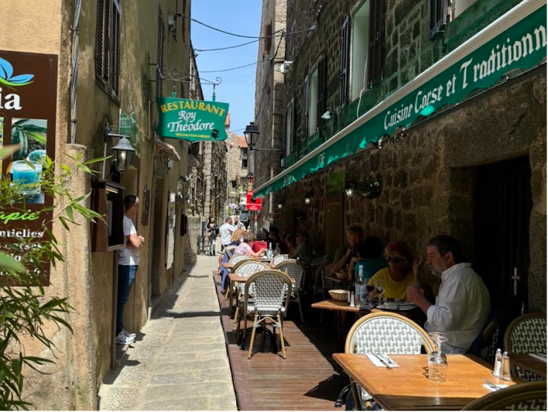 Sartène Corse - Ville typique avec maisons en granit et rues pavées