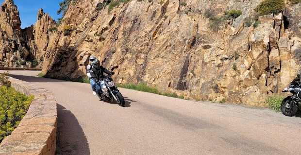 Route D81 Corse - Route sinueuse avec vue sur la mer Méditerranée